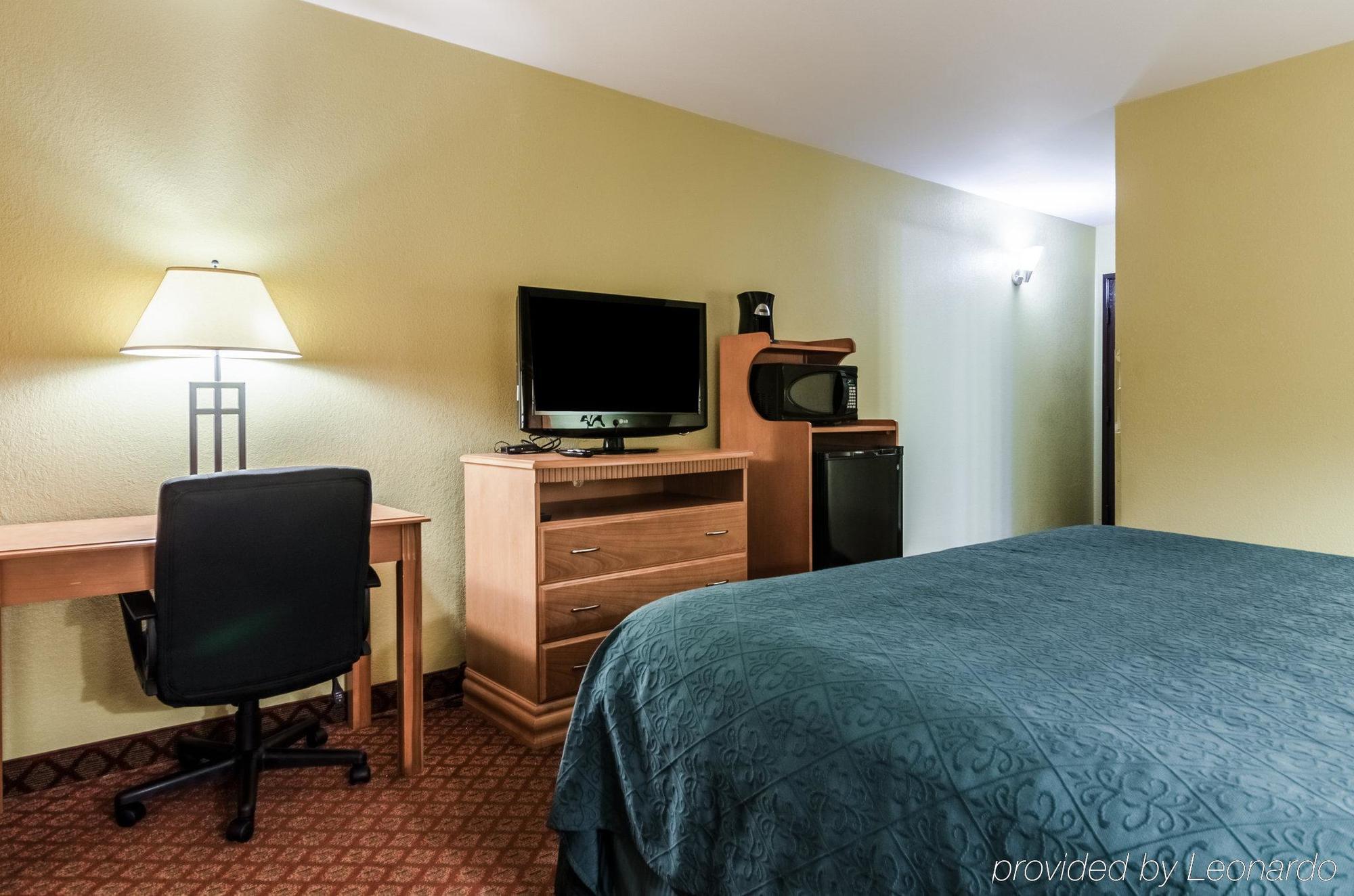 Rodeway Inn South Hutchinson Ngoại thất bức ảnh